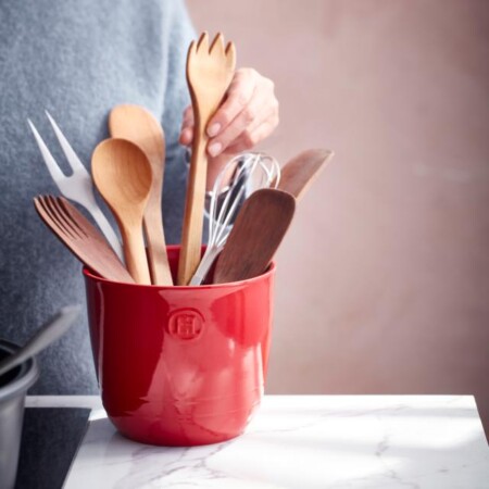 <p><span style="color: #000000;"><strong>EMILE HENRY Керамичен съд за прибори&nbsp;<br /></strong></span><span style="color: #000000;">&bull; <strong>Ръчно изработен от 100% естествени материали<br />&bull; Устойчив на температури: </strong>- 20&ordm; С до + 270&ordm; С<strong><br />&bull; Висока устойчивост на надраскване&nbsp;<br /></strong>&bull; </span><strong><span style="color: #000000;">Материал:&nbsp;</span>&nbsp;<span style="color: #ff0000;">HR&reg; Ceramic (High Resistance) <span style="color: #000000;">/</span></span></strong><span style="color: #ff0000;"><span style="color: #000000;"> Високо устойчива керамика</span></span><strong><span style="color: #ff0000;"><span style="color: #000000;"> / </span><br /><span style="color: #000000;">&bull; Без съдържание на олово, кадмий и никел<br /></span><span style="color: #000000;">&bull; Външен размер: </span></span></strong><span style="color: #000000;">&Oslash;&nbsp;17 x 16 см&nbsp;<br /><strong>&bull; Вътрешен размер: </strong>&Oslash;&nbsp;15 х 16 см (ДхВ)<br />&bull; <strong>Вместимост:</strong> 2,2 литра<br /><strong>&bull; Тегло: </strong>1,2 кг<br />&bull; <strong>Цвят: </strong>червен<br />&bull; <strong>Подходящ за: </strong>фурна / микровълнова фурна / фризер / съдомиялна машина<br /><strong>Производител: EMILE HENRY / Франция</strong></span></p><br />Марка: Emile Henry <br />Модел: EH 8737-34<br />Доставка: 2-4 работни дни<br />Гаранция: 2 години